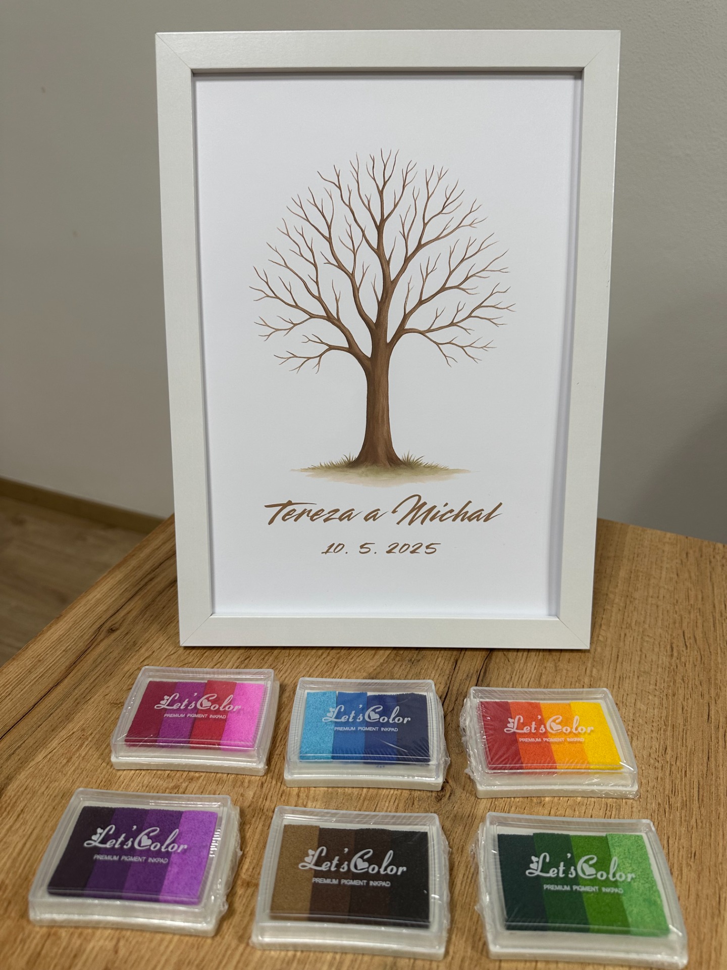 Na výběr z 6 barevných inkoustových polštářků.