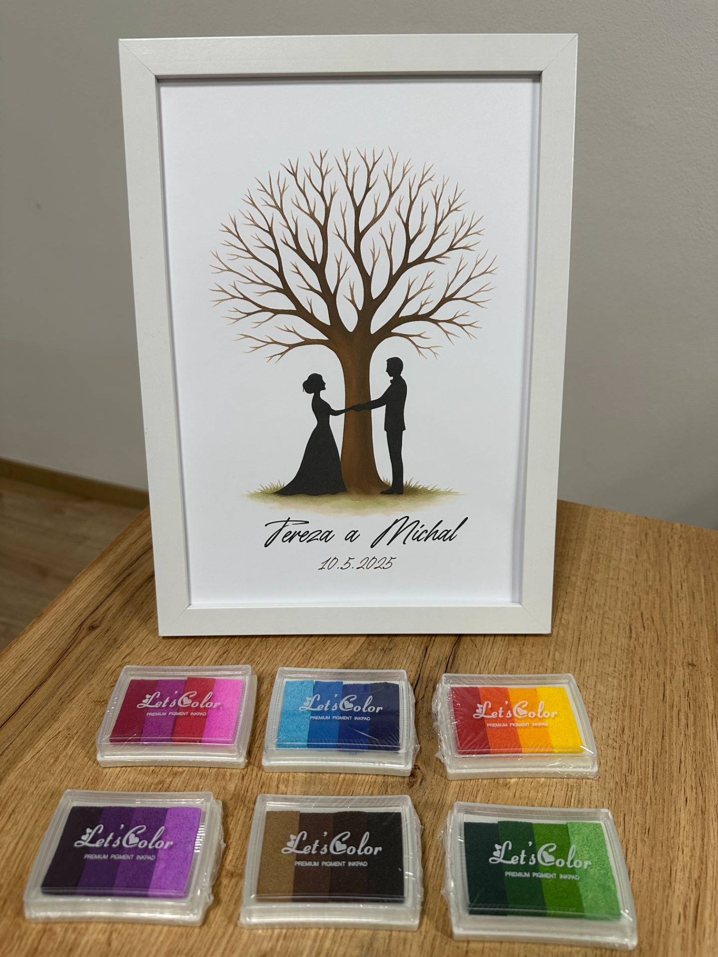 Na výběr z 6 barevných inkoustových polštářků.