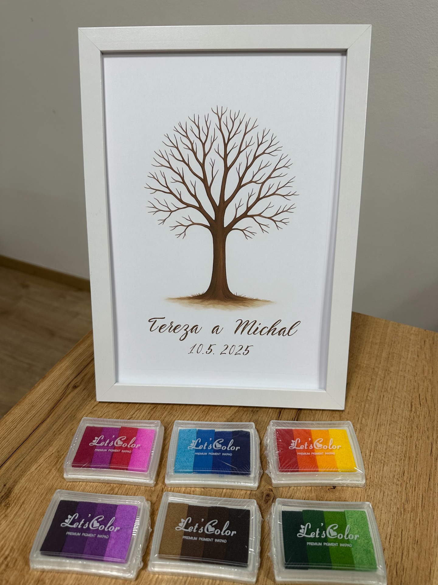 Na výběr z 6 barevných inkoustových polštářků.