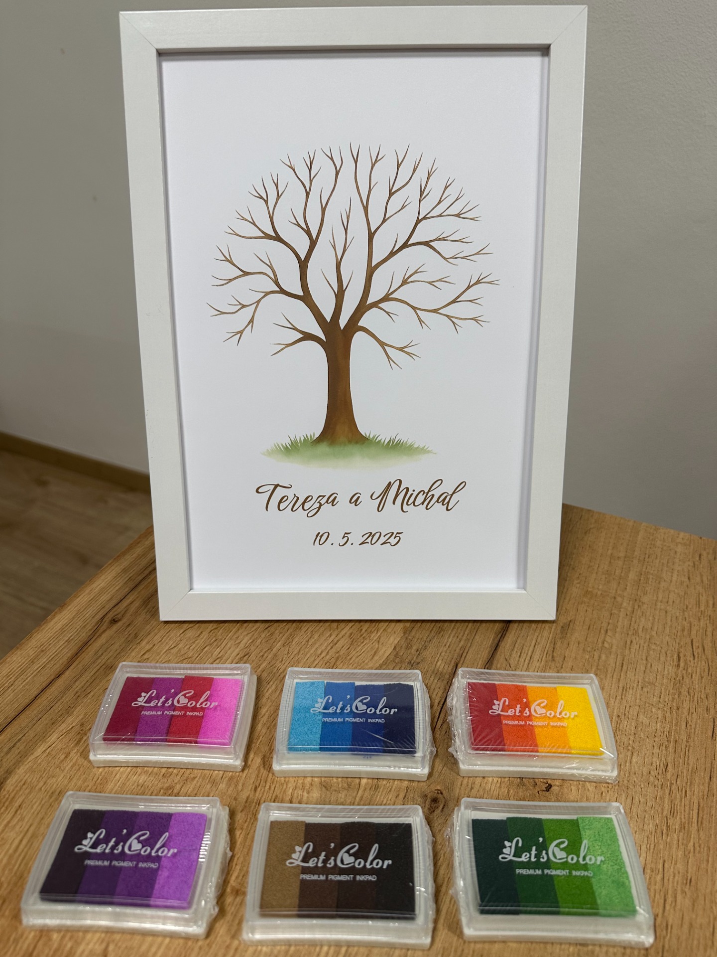 Na výběr z 6 barevných inkoustových polštářků.